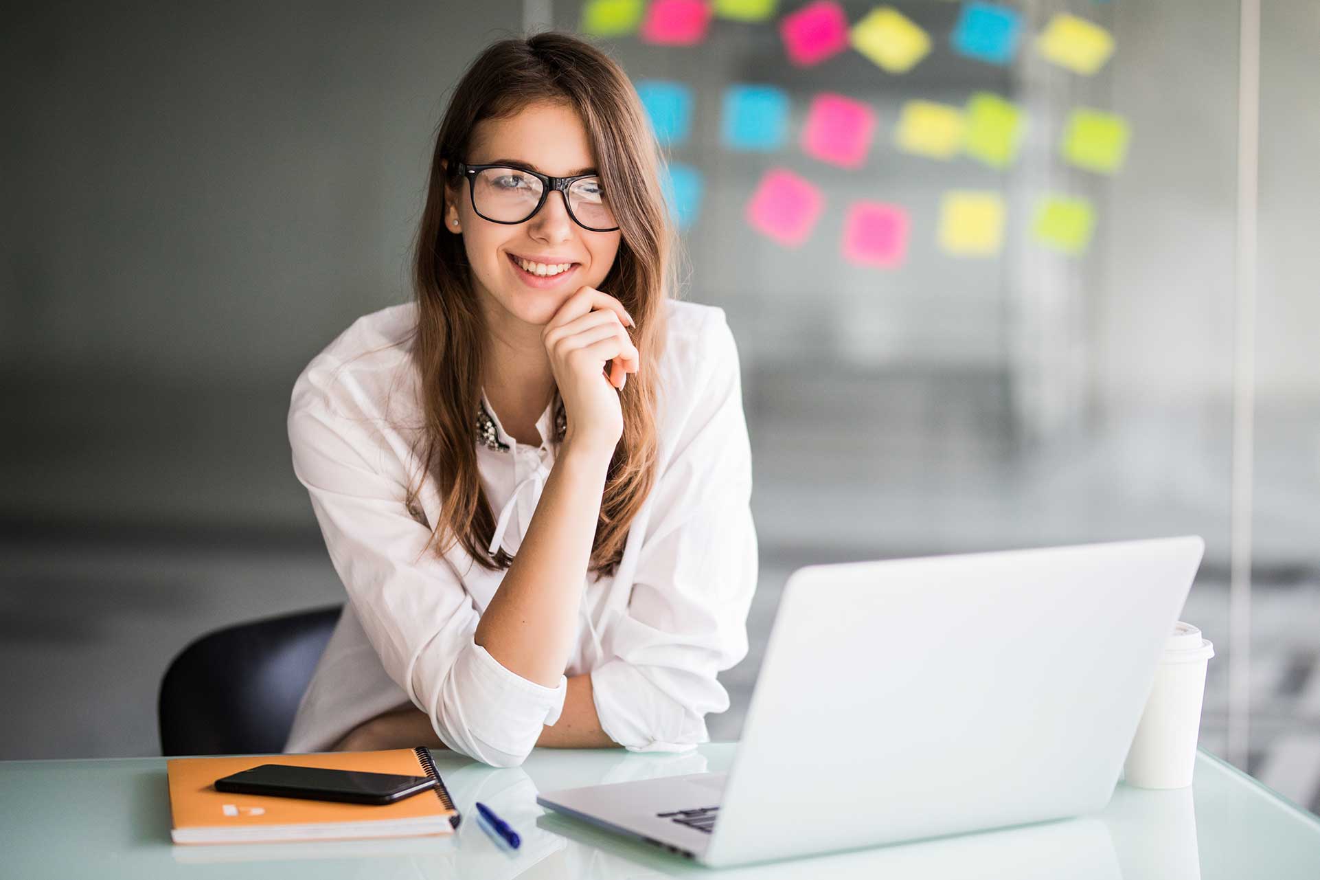 successful-businesswoman-working-on-laptop-computer-and-thinks-on-new-ideas-in-her-office-dressed-up-in-white-clothes